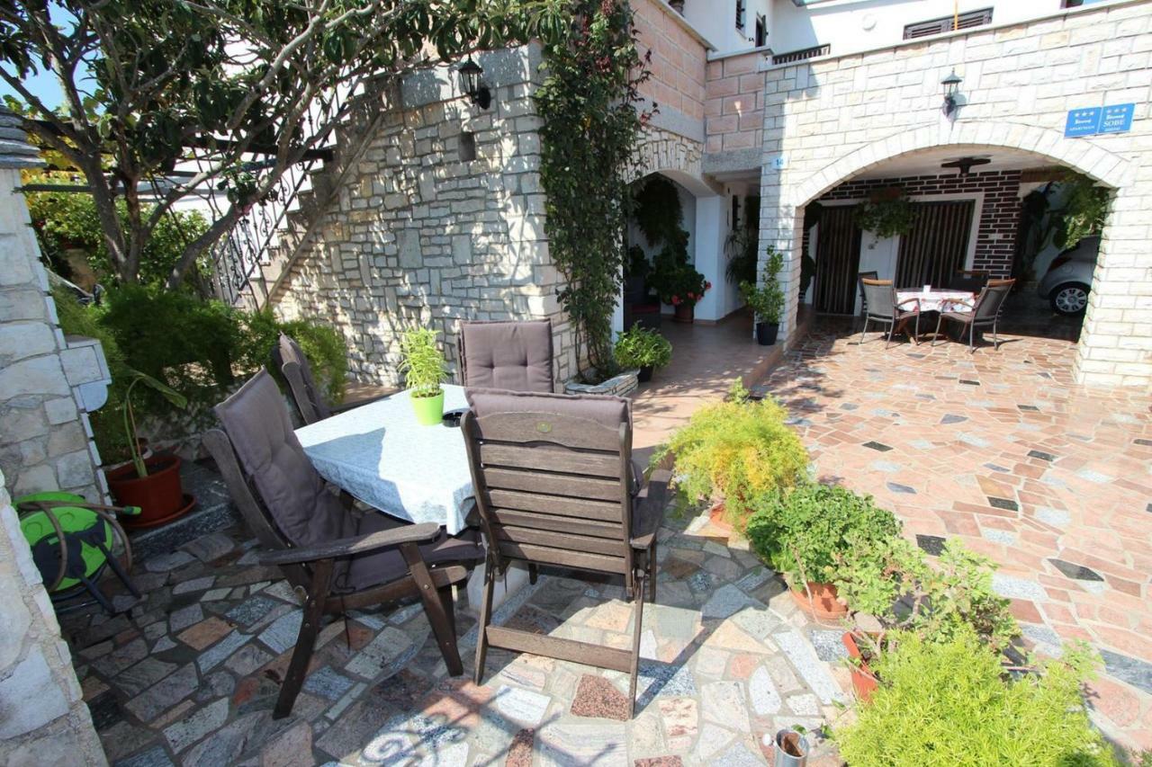 Guest House Rexa Ровінь Екстер'єр фото