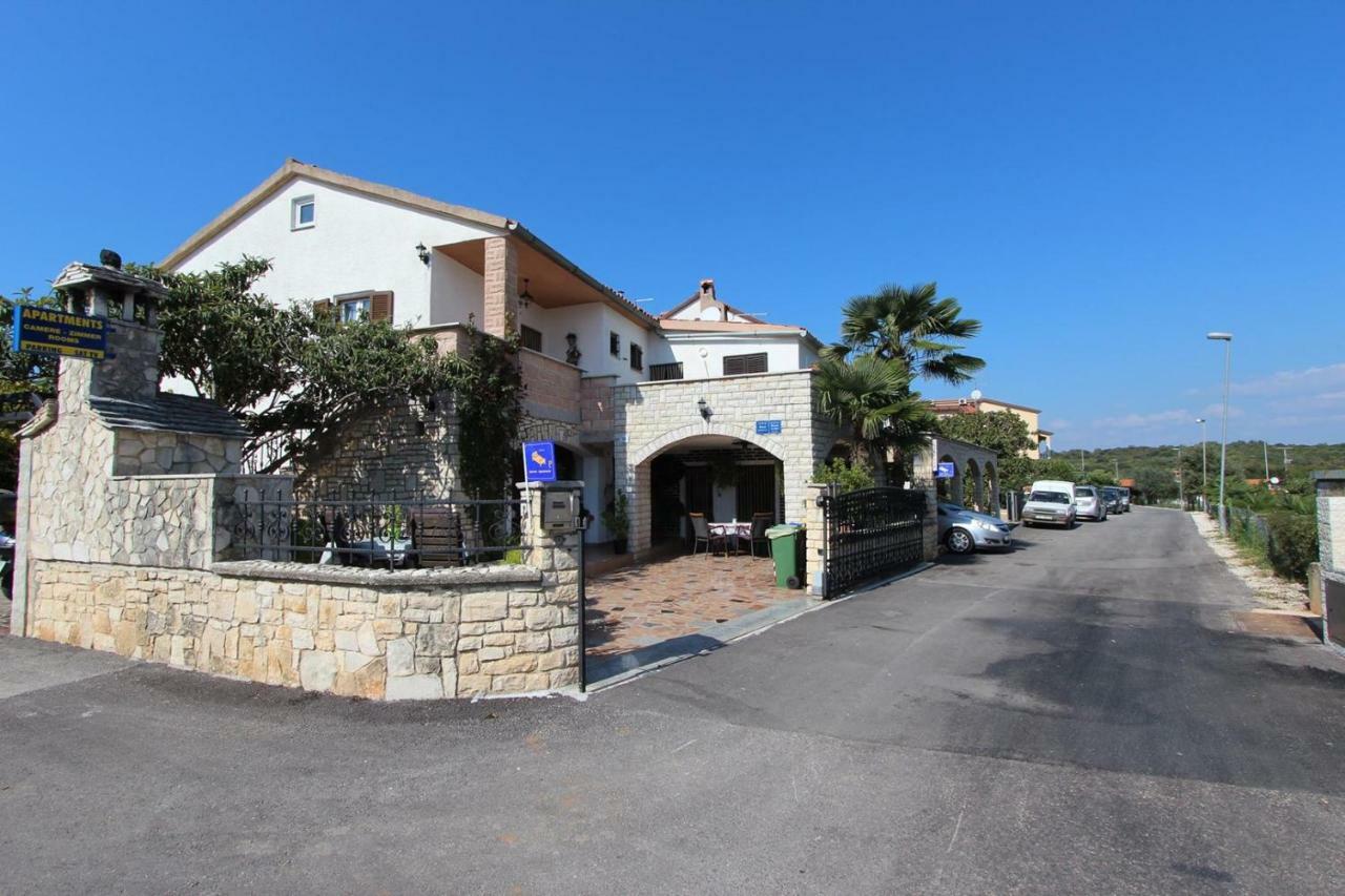 Guest House Rexa Ровінь Екстер'єр фото