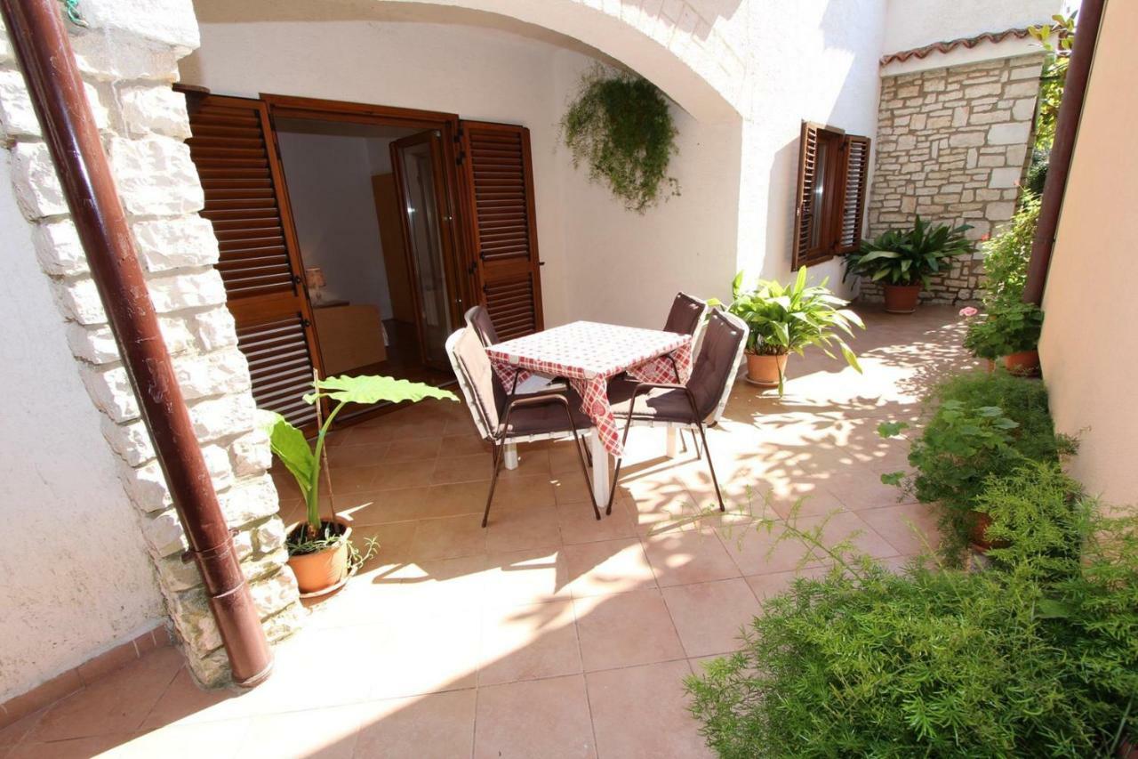 Guest House Rexa Ровінь Екстер'єр фото