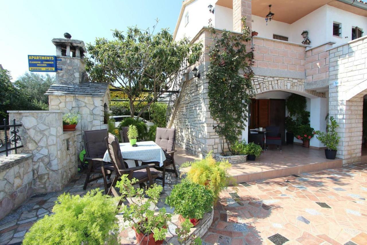 Guest House Rexa Ровінь Екстер'єр фото
